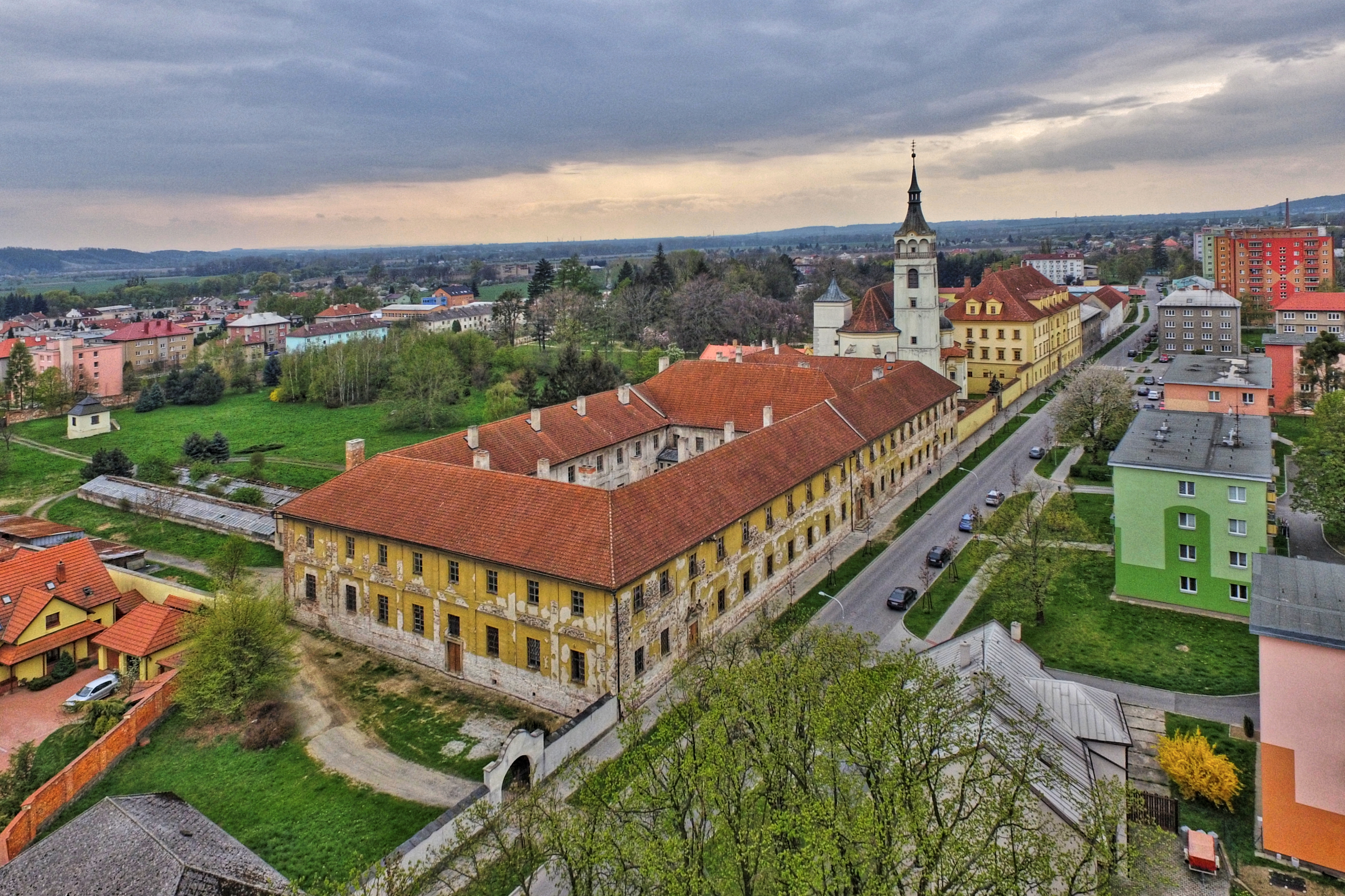 Piaristický klášter - jaro.jpg
