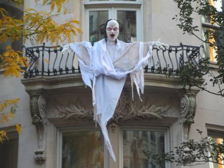 Vzdoba na Halloween Night na 67.ulici East Side.JPG